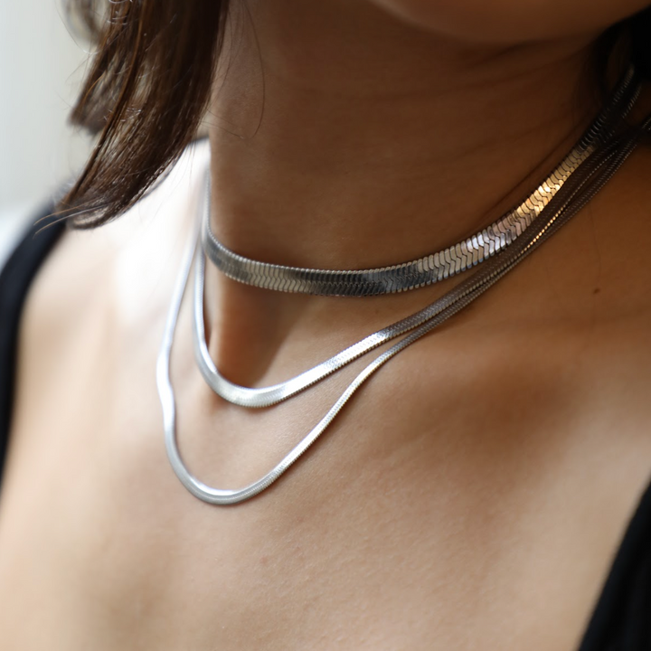 Nina - Ogrlica z minimalističnimi detajli